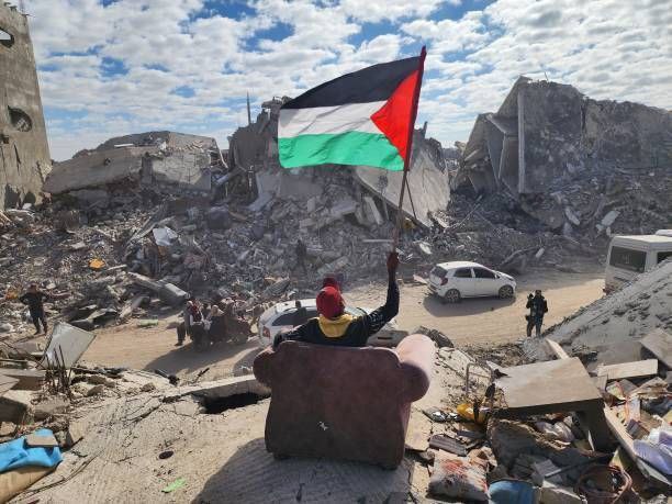 استطلاع : الفلسطينيون يقدّرون الديمقراطية لكن يفضلون الاستقرار أولًا
